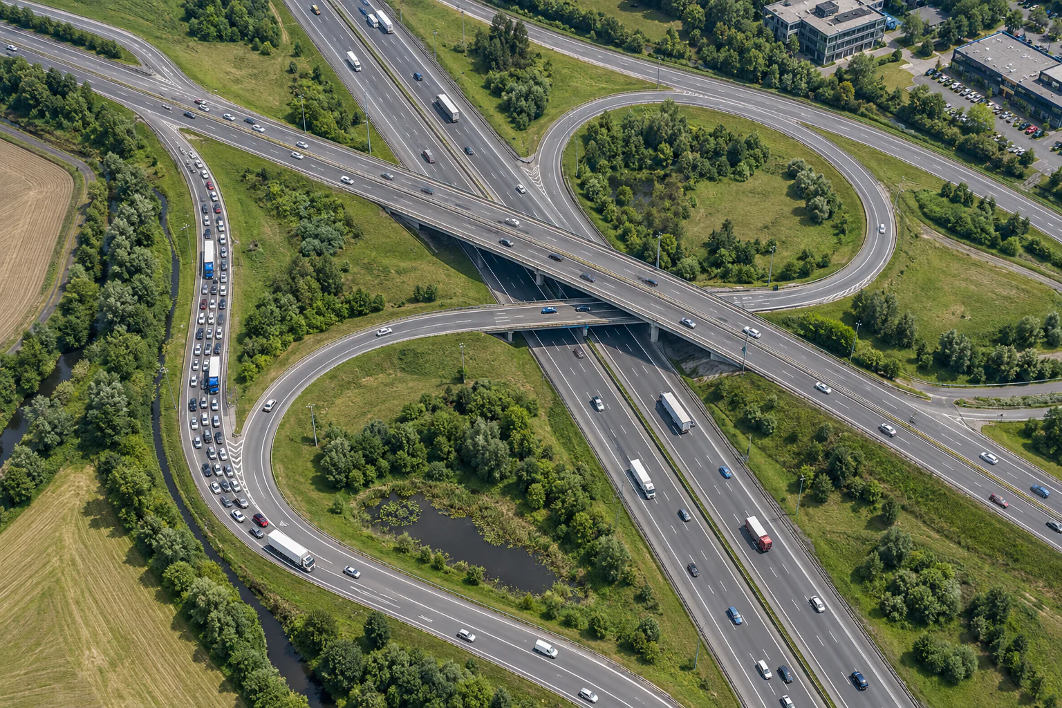 Luchtfoto van een verkeersknooppunt